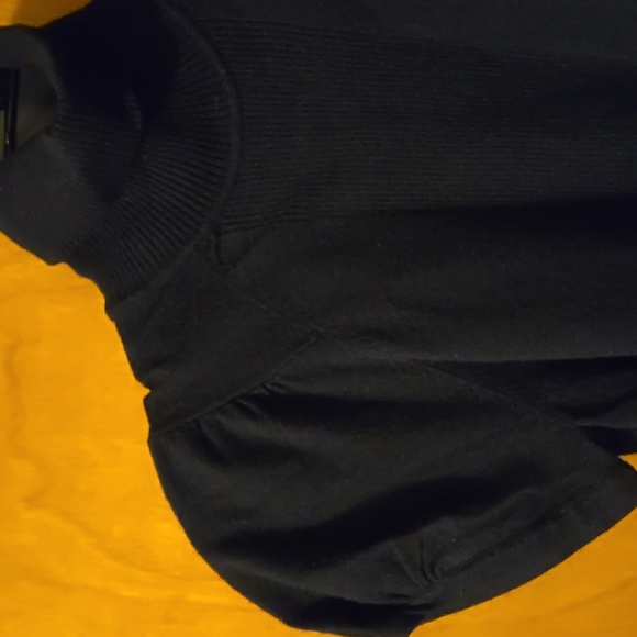 Ladies Short Sleeve Turtleneck Top Size Medium: D - Picture 3 of 8